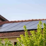 Panneau solaire vs panneau solaire portable : lequel choisir ?