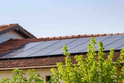 Panneau solaire vs panneau solaire portable : lequel choisir ?